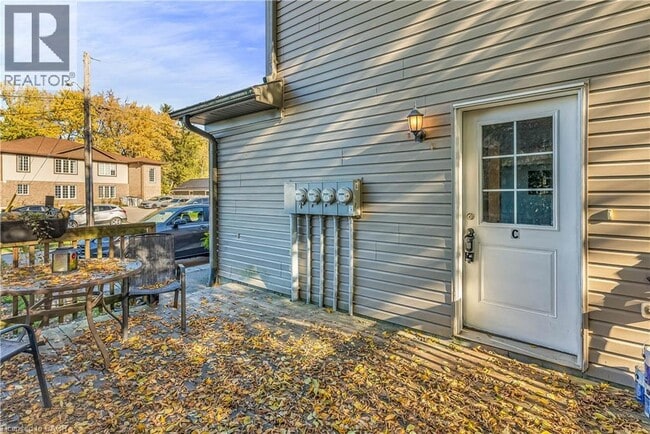 Building Photo - 180 Union St W