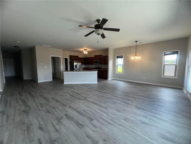 Building Photo - 1053 Sutherland Dr