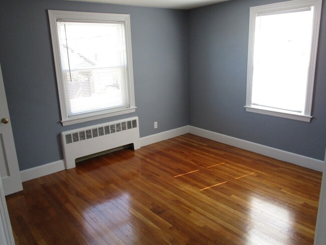 Building Photo - 12 Waverley St