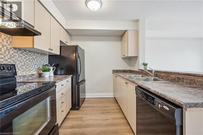 Building Photo - 45 Cedarhill Crescent