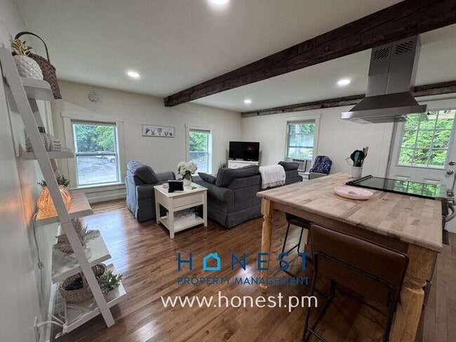 Building Photo - 5 Sheldon St