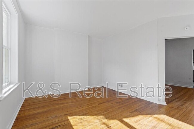 Building Photo - 1806 Cottage Pl