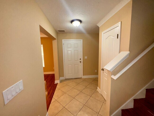 Foto del edificio - 3 Bedroom 2.5 bath Avalon Park Townhome with fresh paint and new plank flooring upstairs!