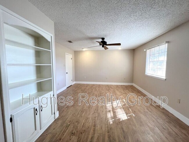 Foto del edificio - 10821 Landsbury Ave