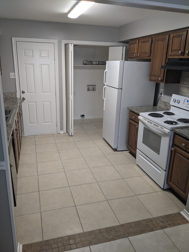 Kitchen - 711 Hillcrest Ct