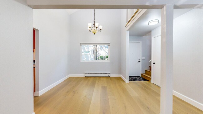 Foto del edificio - Cozy 2 Bedroom 1.5 Bath with Private Yard and Two Car Garage !