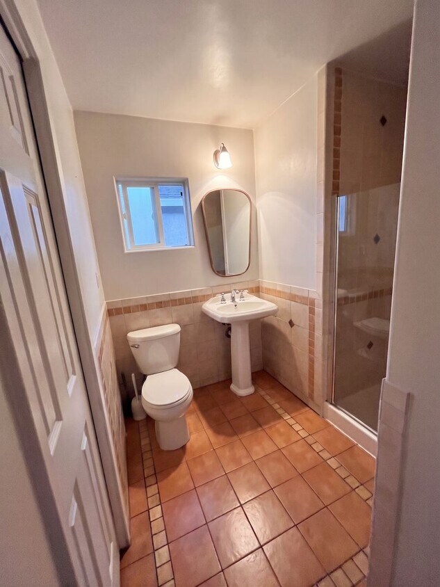 Foto del edificio - San Lorenzo Home w/ Hardwood, Central Heating & Modern Updates