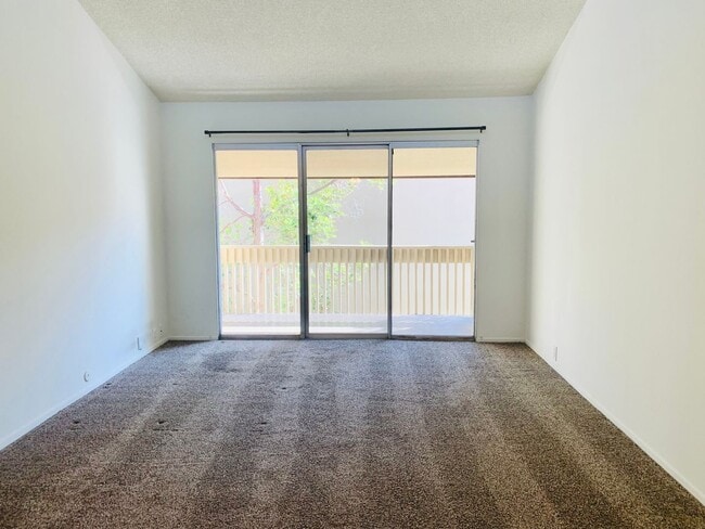 Building Photo - TOP FLOOR 1BD/1BA CONDO AVAILABLE AT THE PLAZA IN PACIFIC BEACH - $2,495/mo