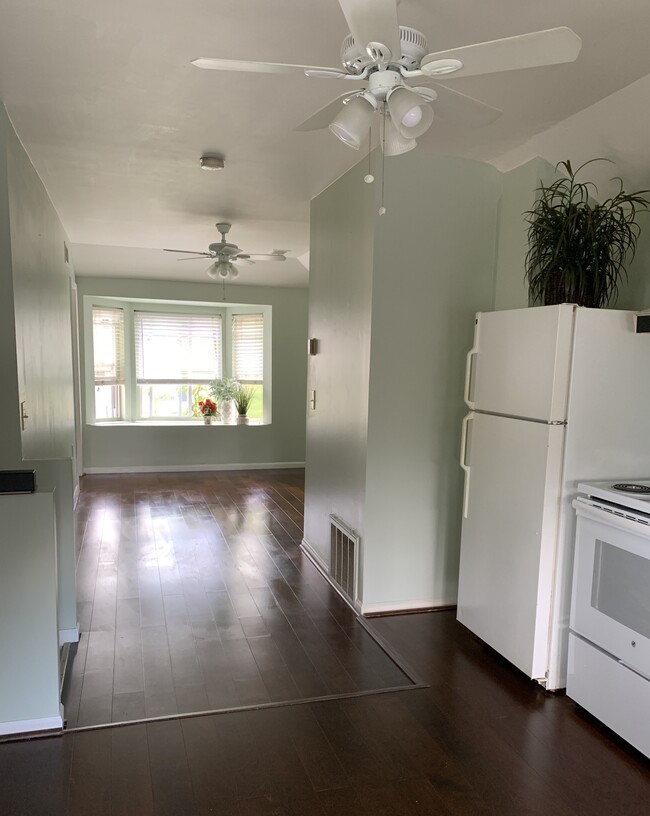 view from kitchen into living room - 173 N North Shore Dr