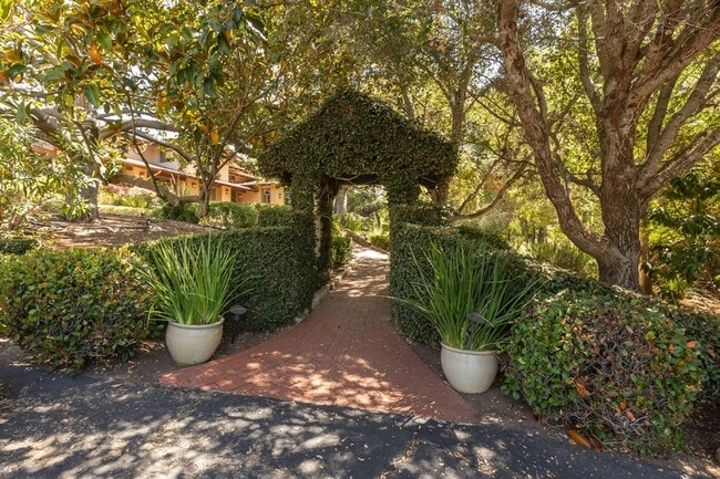 Building Photo - 375 Las Palmas Dr