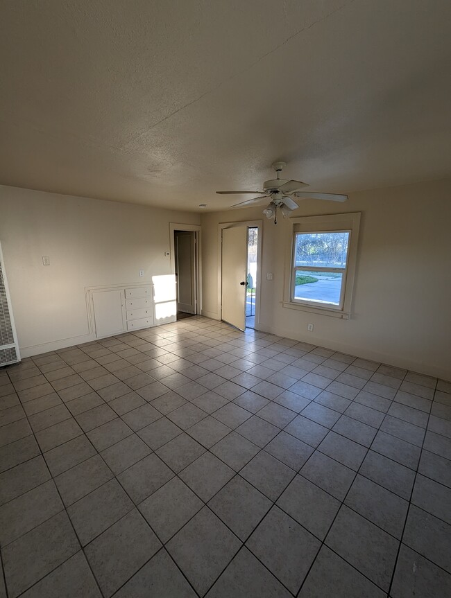 Living room - 11200 CA-99