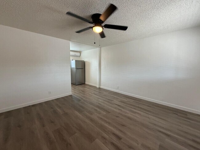 Building Photo - 1027 E Dunlap Ave