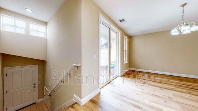 Foto del edificio - 754 McClelland Dr