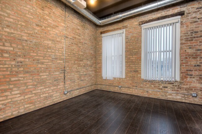 Foto del edificio - Spacious 4 Bed 3 Bath located in the North Center area
