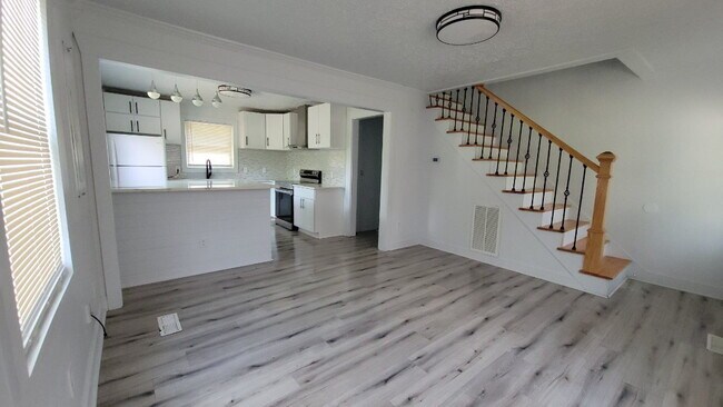 Building Photo - Charming 2-bedroom, 1-bath single-family home conveniently located in Nashville.