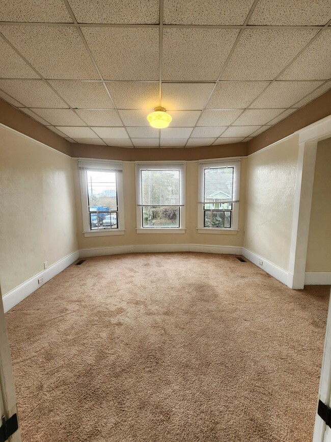 Building Photo - 304 NE 50th St