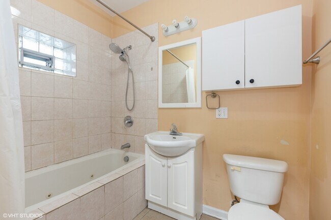 Foto del edificio - 6038 N Claremont Ave