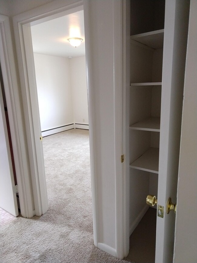 linen closet - 5361 Plumridge Dr