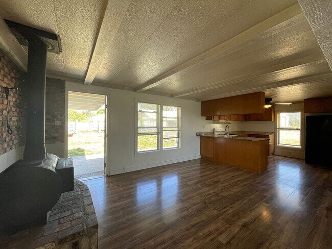 Building Photo - 2 Bedroom, 2 Bathroom with Large Bonus Roo...