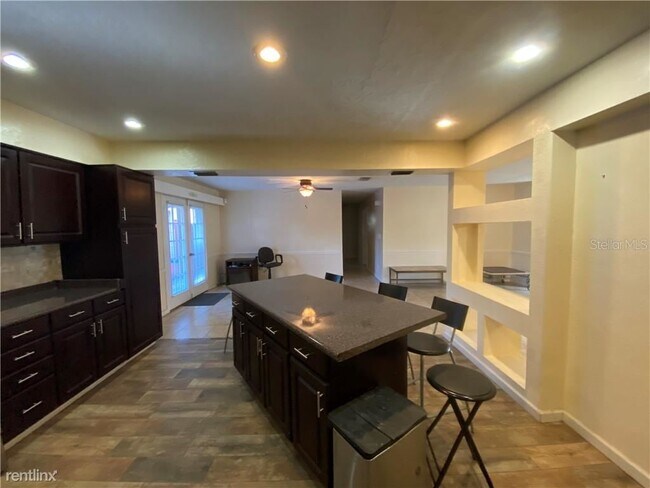 Building Photo - 4 br, 3 bath House - 1421 Hillway Rd