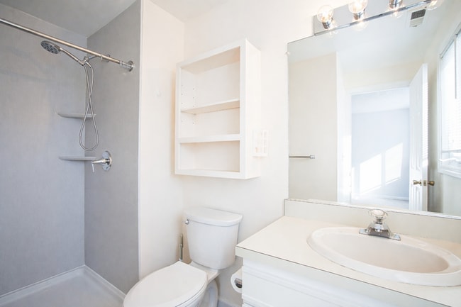 Building Photo - 10 Oak Ridge Dr