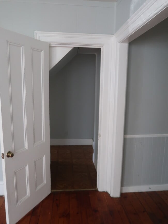 Entrance to front Bedroom. - 456 Franklin St