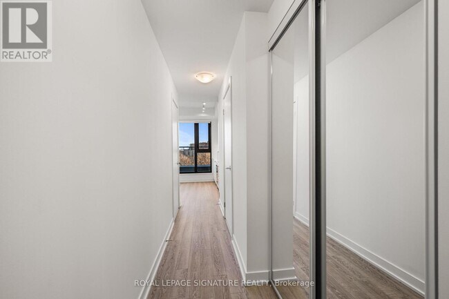 Photo du bâtiment - 250 Lawrence Ave W