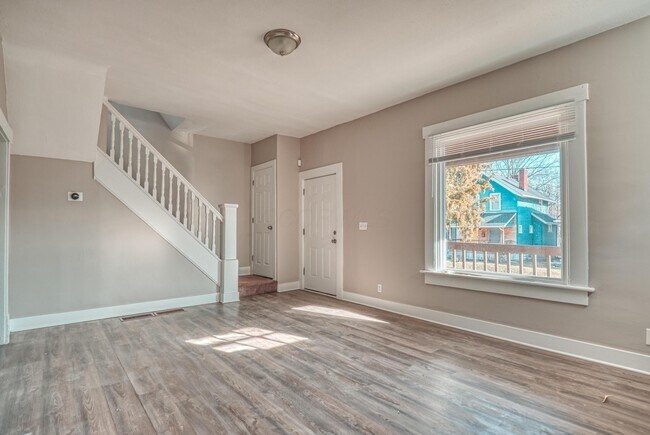 Building Photo - 921 Miller Ave