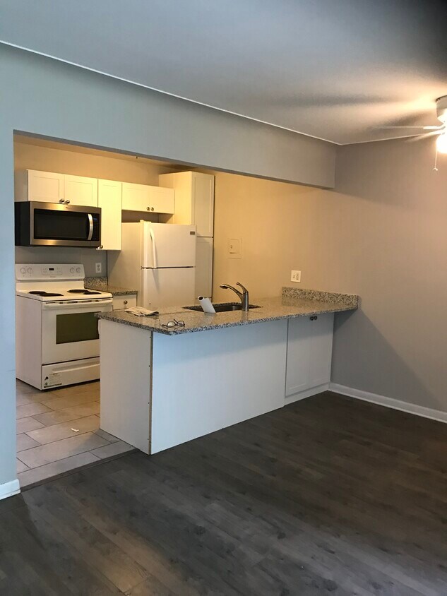 Foto principal - 995 N Cass Lake Rd