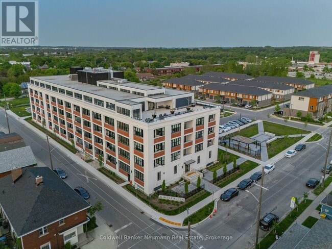 Building Photo - 120-120 Huron St