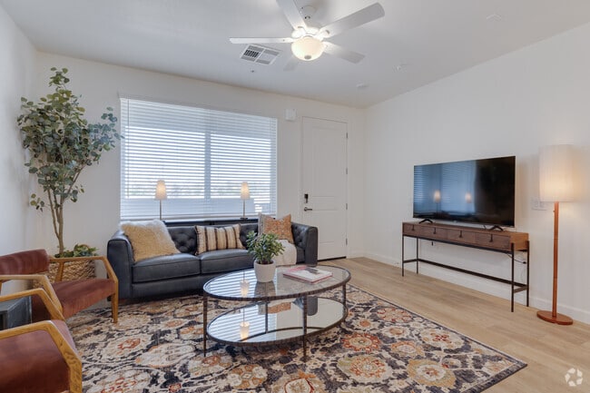 1BR, 1BA - 750SF - Living Room - Woodcrest at Power Ranch