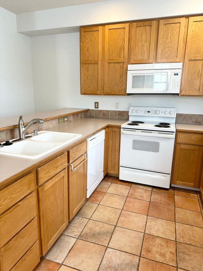 Building Photo - Great Crown Hill Townhouse Near Carkeek Pa...