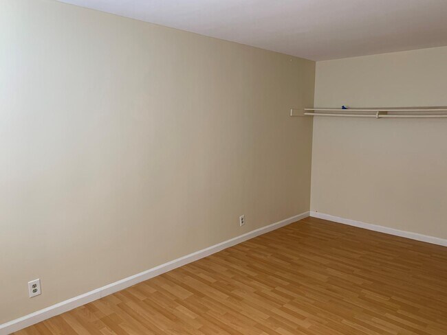 Building Photo - 737 E 5th St