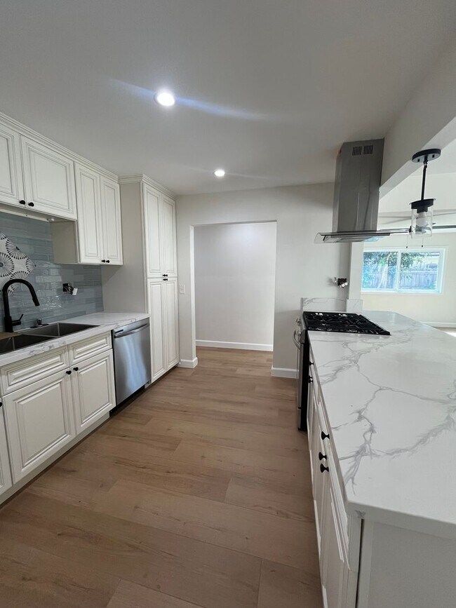 Foto del edificio - For Rent – Newly Remodeled 3 Bed / 2 Bath ...