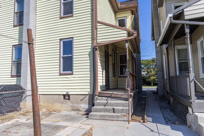 Building Photo - 208 W Carpenter Ave