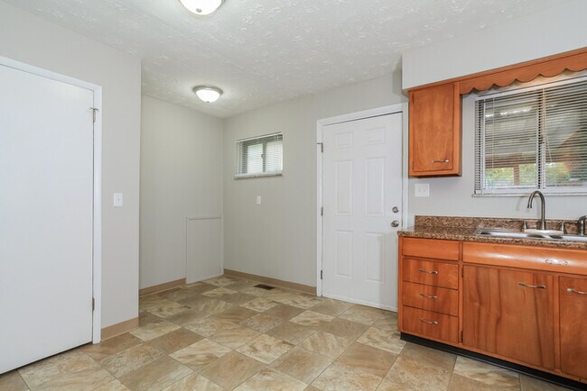 Building Photo - Adorable 3 Bedroom Home