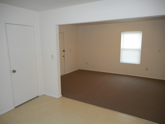 Foto del edificio - 26660 W Huron River Dr