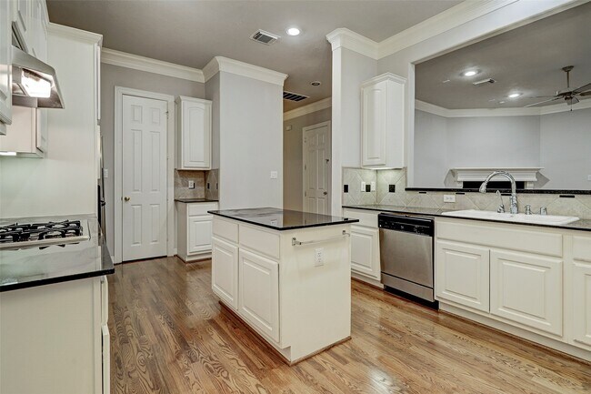 Building Photo - 1302 E Park At Shady Villa