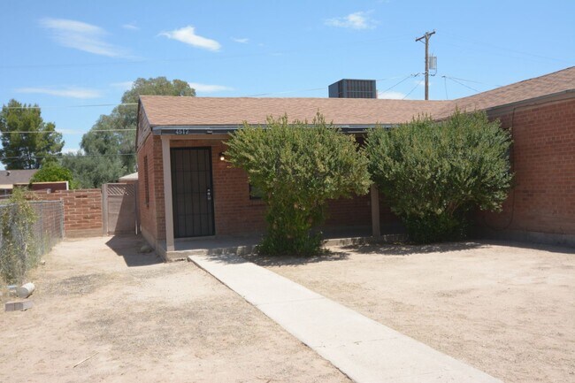 Building Photo - Charming 3 Bedroom 1 Bath Duplex! Central ...
