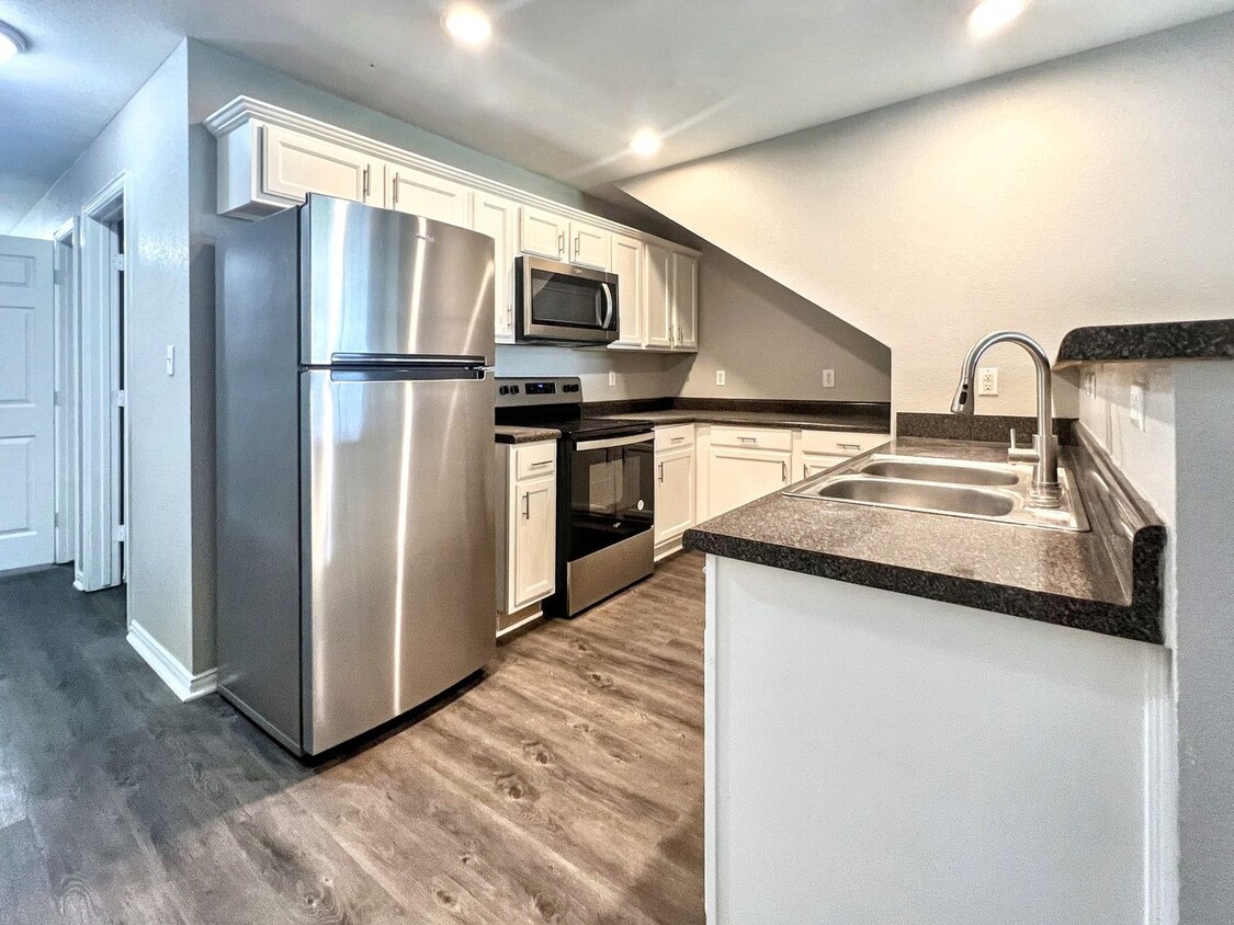 Newly Renovated 2-Story 3-Bedroom Property in Dallas - ($500 OFF the first month’s rent) - Newly Renovated 2-Story 3-Bedroom Property in Dallas - ($500 OFF the first month’s rent)