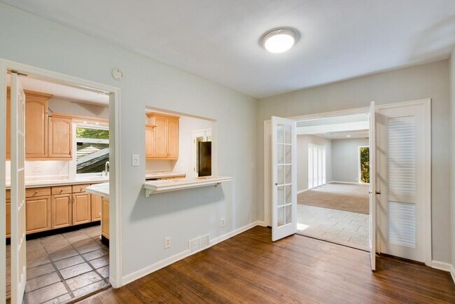 Foto del edificio - 1243 Spring Valley Ln NE