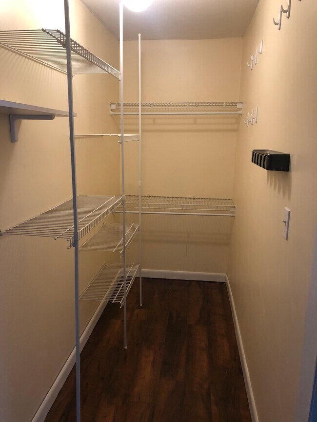 Gran armario de almacenamiento - 114 Read Ave