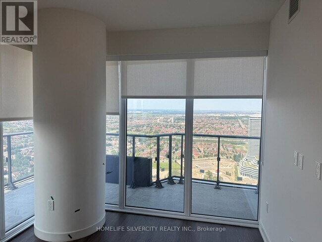 Photo du bâtiment - 448 Burnhamthorpe Rd W