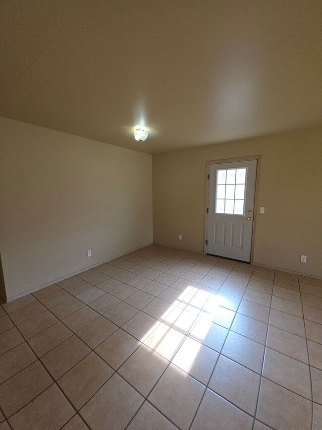 Building Photo - 1002 N Greenwich Ave