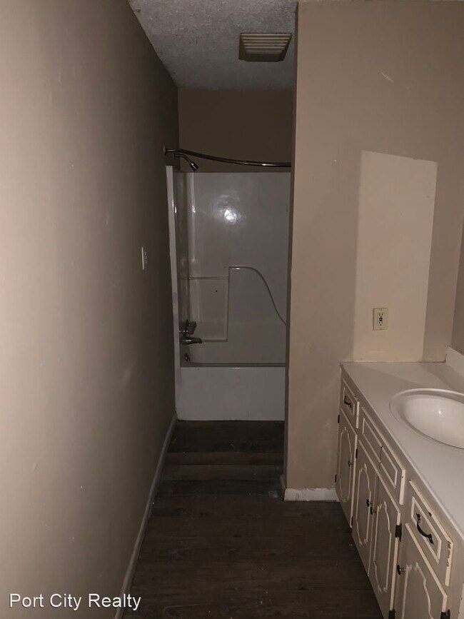 Building Photo - 2 br, 2 bath House - 2058 Weinstock St.