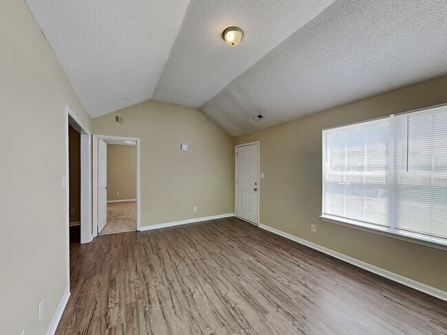 Building Photo - Free Rent If Move In by October 31, 2023!!