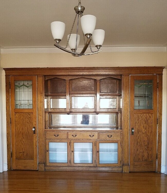 Building Photo - 4140 N Clarendon Ave