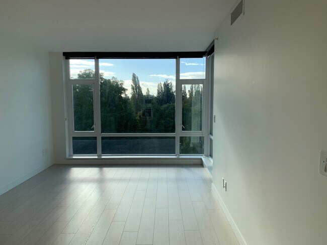Building Photo - 721-8800 Hazelbridge Way