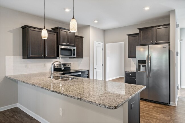 Building Photo - Cozy Three Bedroom Townhome