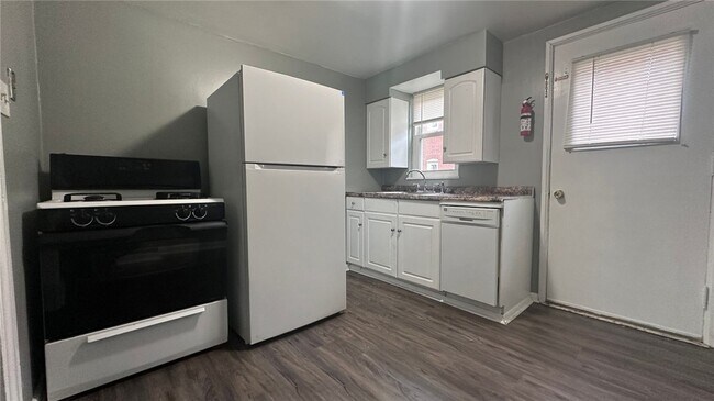Building Photo - 200 Elm Street Unit 7a